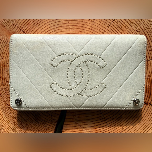CHANEL Ivory Chevron Leather Wallet - Picture 3 of 16